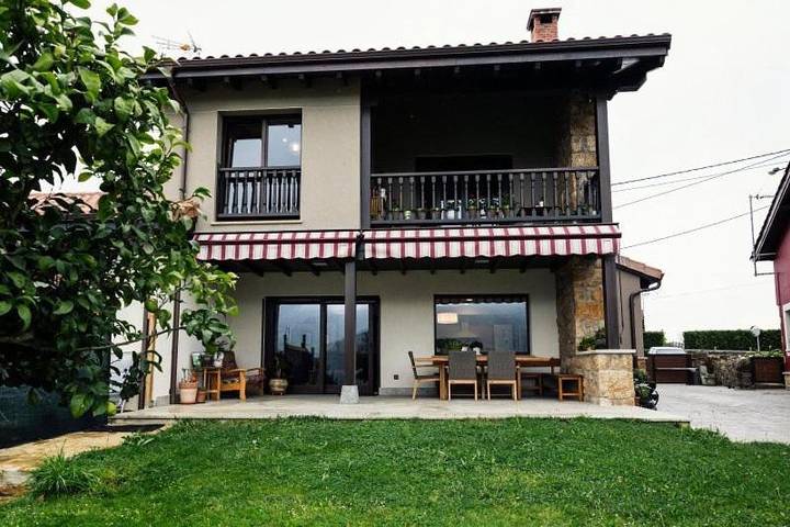 Agriturismo per 6 persone, con Balcone e Terrazza nonché Giardino e Panorama a Nava