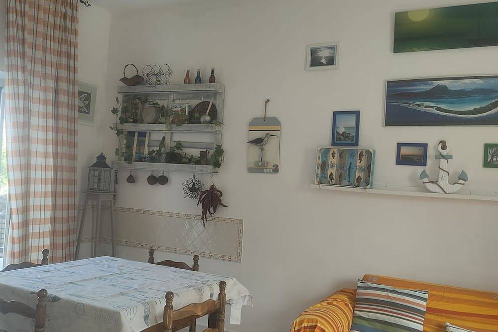 Holiday Home 'Casetta Esmeralda' with Sea View, Private Terrace and Wi-Fi in Tortora Marina, Tortora