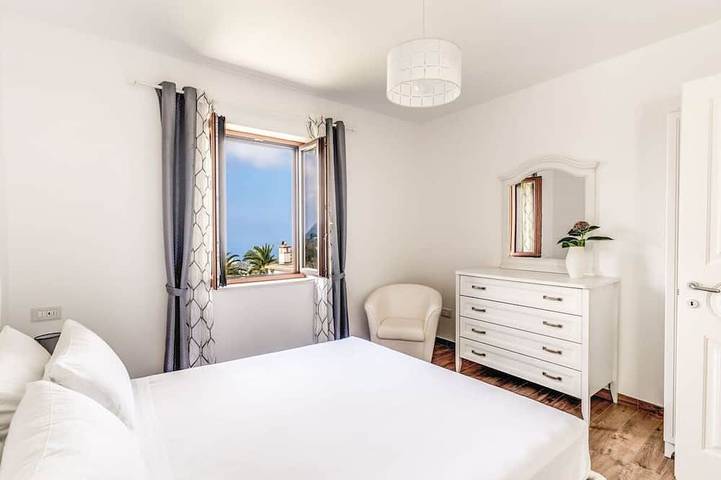 Villa Mimosa- Hillside Getaway with Stunning Views, Pool, and Modern Comforts in Massa Lubrense, Neapel Provinz