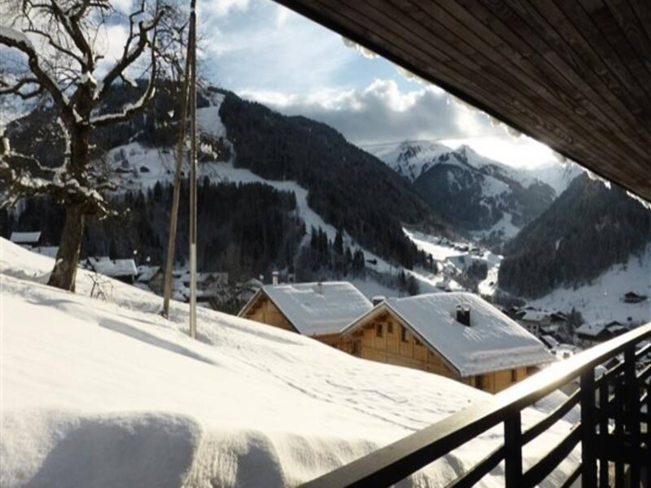 Appartement entier, Chalet dans les Alpes avec cheminée et accès aux pistes in Arêches, Beaufort (Rhône-Alpes)