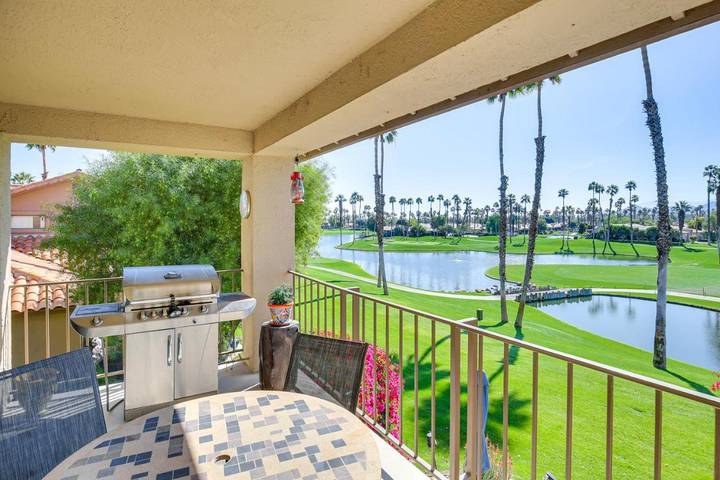 Apartamento para 4 personas, con balcón además de piscina y jacuzzi en Palm Desert