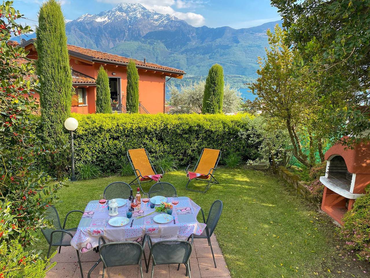 Ganze Wohnung, Giardino-Maria Tulipano Garten-Ferienwohnung mit Seeblick in Domaso, Comer See