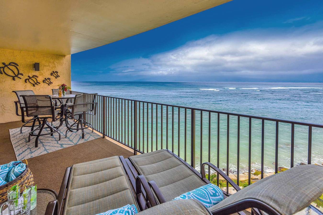 Apartamento entero, Oceanfront - Whale Watch - Big Lanai - New Modern Coastal Remodel in Kahana, Napili-Honokowai
