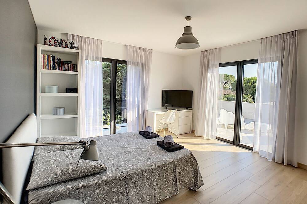 Magnificent Contemporary Villa With Swimming Pool And Tennis Court in Mouans-Sartoux, Cannes region