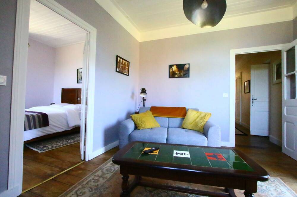 Idyllic family retreat - spacious, tranquil, Games Room in a restored Farmhouse in Daglan, Périgord Noir