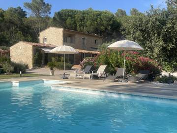 Cottage pour 2 personnes, avec jacuzzi ainsi que jardin et piscine à Forcalqueiret