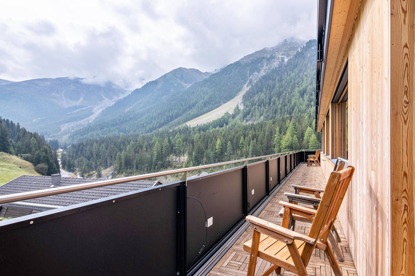 Ganzes Studio, Einzimmerapartment 'Rumwaldhof Arnika' mit Bergblick, Gemeinschaftsterrasse und Wi-Fi in Stilfs, Nationalpark Stilfser Joch