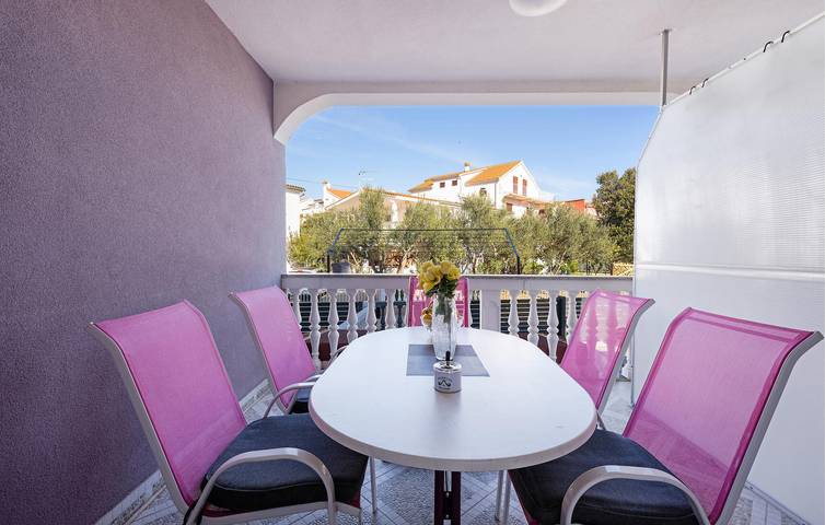 Ganze Ferienwohnung, Appartement am Strand mit WiFi, AC, Parkplatz und Terrasse in Vodice, Šibenik-Knin