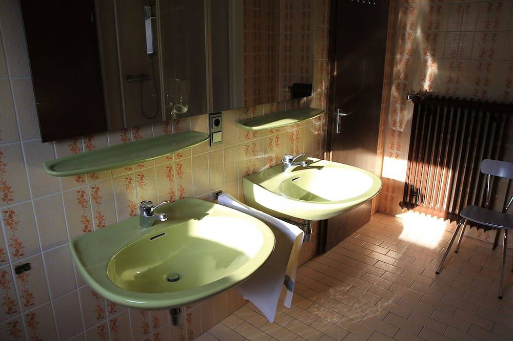 Ganze Wohnung, Haus Luise am Bostalsee, Fewo 1: Panoramablick und großer Balkon in Nohfelden, Bostalsee