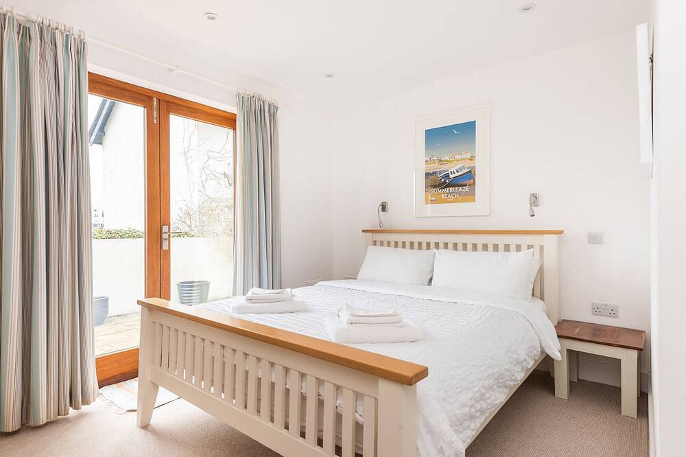Combermere Cottage, Bude, glimpses of canal & Sea in Bude, Cornwall