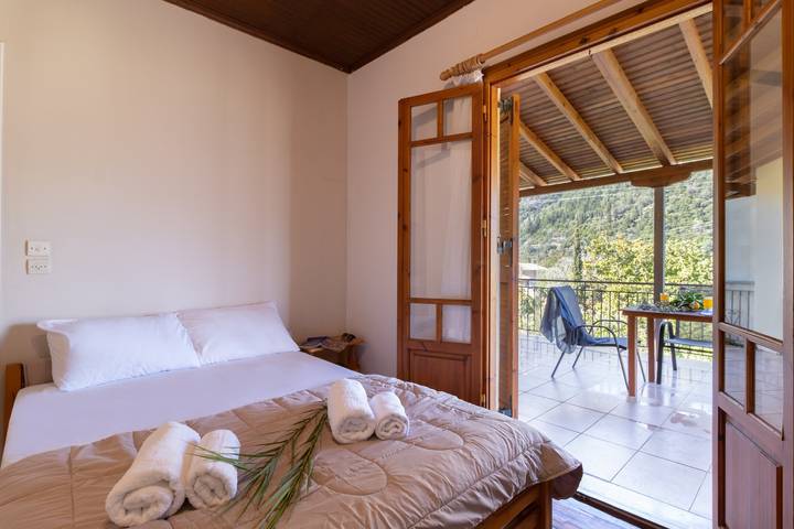 Hel studio-lejlighed, Studio "Krinos 3" with Mountain View, Garden & Wi-Fi in Grækenland