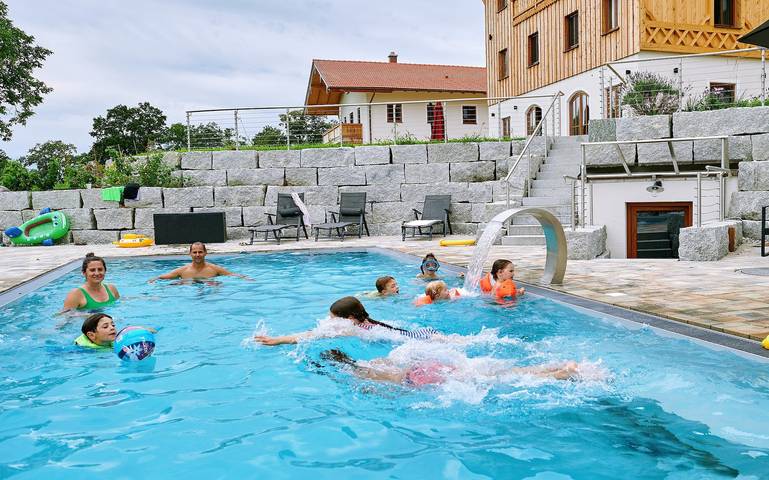 Urlaubshof Kirchmaier - Doppelzimmer Nr. 2 im 1. Og mit Chiemseeblick in Chieming, Chiemsee