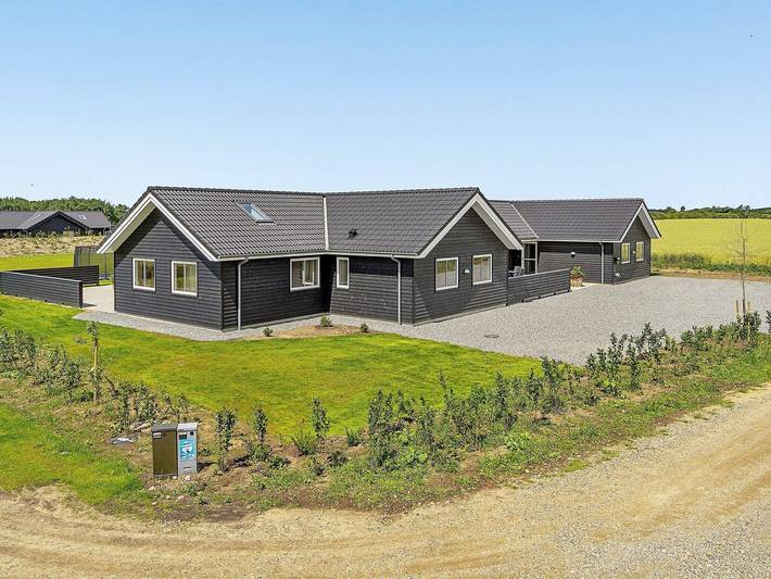 Ferieudlejning for 26 personer, med balkon/terrasse og sauna såvel som pool og terrasse, husdyr tilladt i Limfjorden