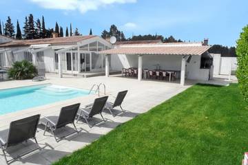 Location de vacances pour 14 personnes, avec jardin ainsi que terrasse et sauna à Meynes