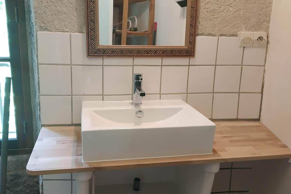 3 bedroom family house in old quarter of Cesseras in the Minervois in Cesseras, Région de Béziers