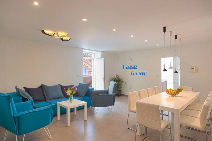 Villa pour 12 personnes, avec jacuzzi et jardin ainsi que sauna et terrasse à Bol - 4