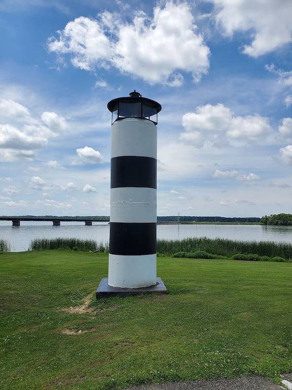 Sunset cottage complete w/large deck, fire pit and mins away from public beach in Mahoning County