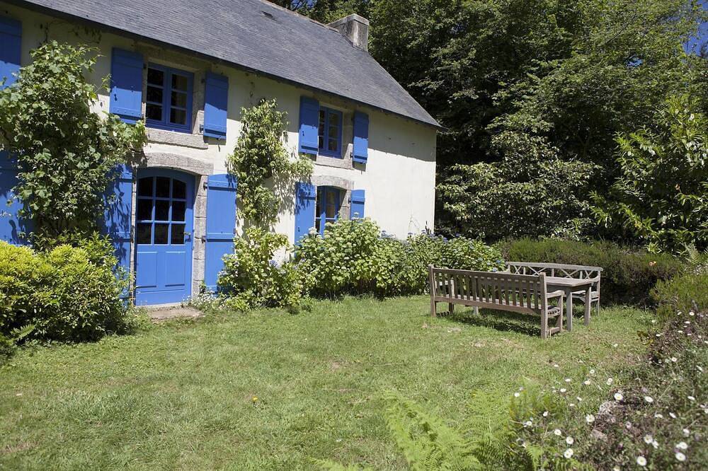 La Maison Bleue on the Aven River in Riec-sur-Belon, Region de Quimper