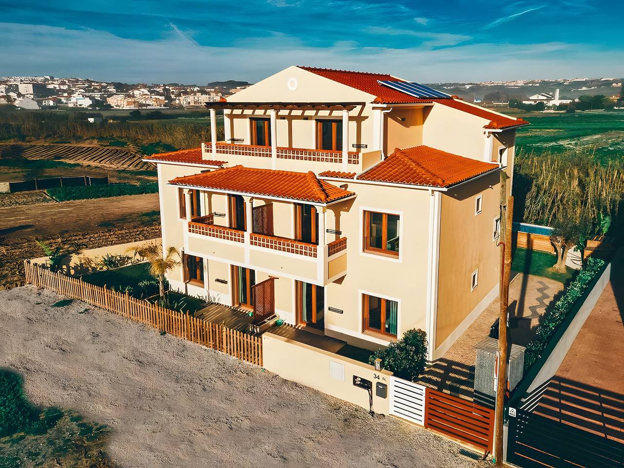 Apartamento entero, Apartamento '2' con piscina compartida, terraza privada y Wi-Fi in Lourinhã, Distrito de Lisboa