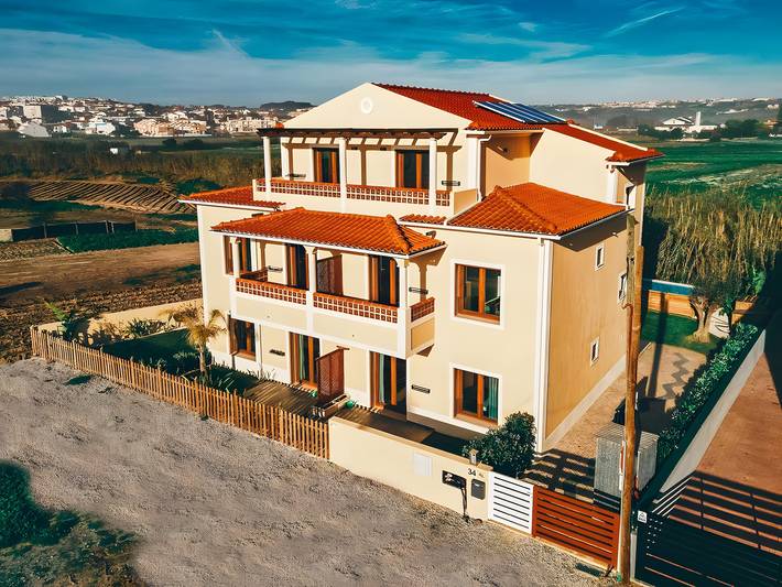 Apartamento entero, Apartamento '2' con piscina compartida, terraza privada y Wi-Fi in Lourinhã, Distrito de Lisboa