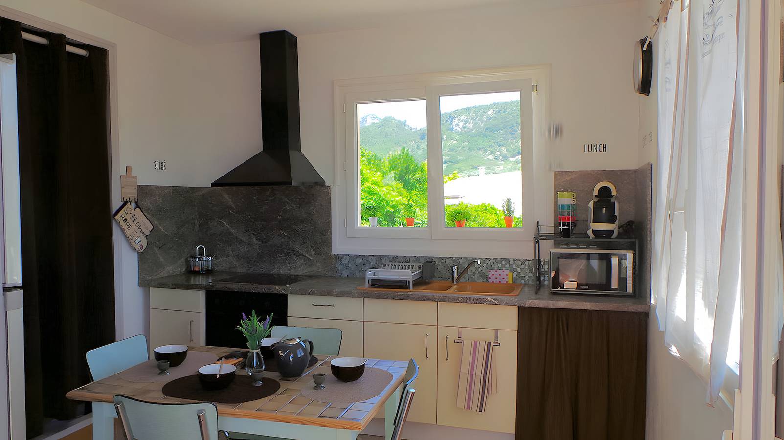 Maison de Vacances 'Le Petit Tilleul' avec Vue sur la Montagne, Wi-Fi et Climatisation in Condorcet, Région de nyons