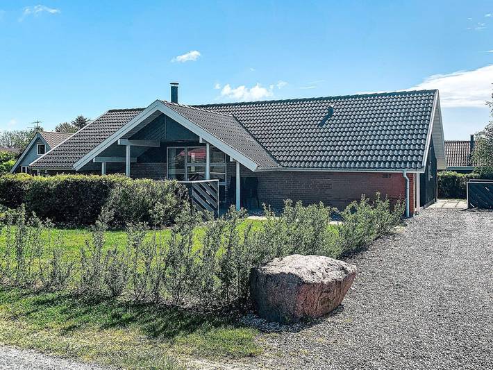 Ferienhaus für 10 Personen, mit Whirlpool und Terrasse sowie Garten und Pool in Pøt Strandby