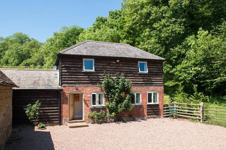 Vacation rental for 4 people, with Hot tub and Yard in Hanley