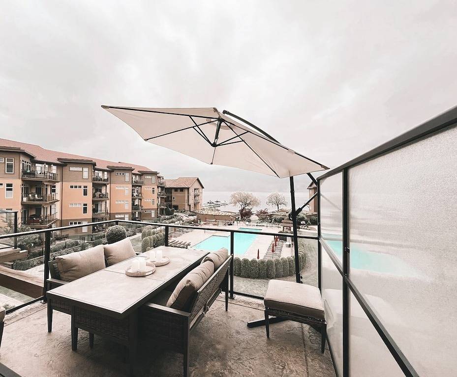Ganze Wohnung, Okanagan Lake Beachfront Penthouse. 2 Bedrooms + den, 3 bath. Boatslip Option. in West Kelowna, Crystal Mountain