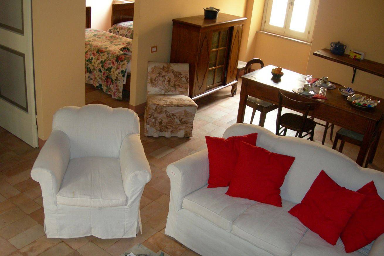 Appartement entier, The Barn: overlooking the secret garden, much loved by many. 7 km from beautiful sea beaches.        in Fermo (Village), Fermo
