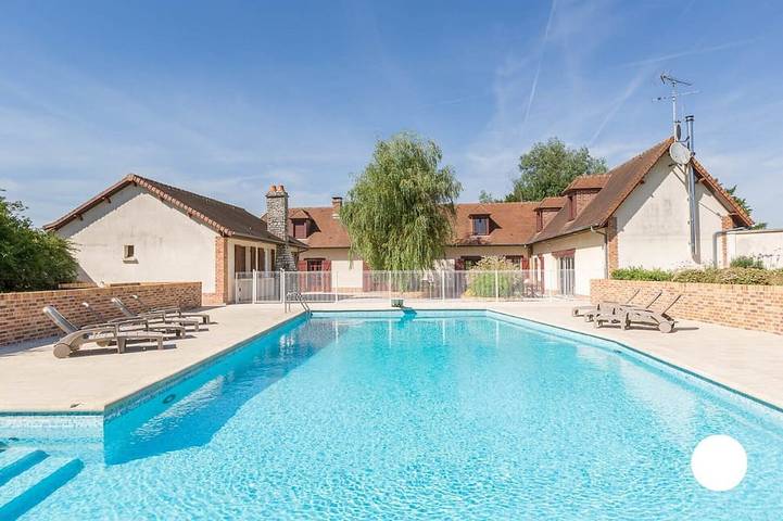 Gîte pour 14 personnes, avec terrasse ainsi que jardin et jacuzzi dans Cuigy-en-Bray