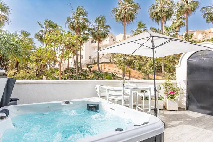 Holiday Home 'Casablanca 3 - El Oasis Capistrano' near the Sea with Shared Pool & Wi-Fi in El Capistrano, Nerja