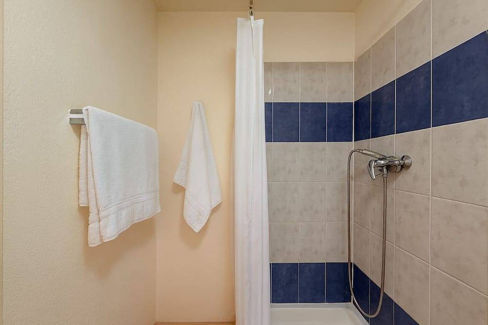 Entire apartment, Les Deux Terrasses, 6 guests, Pool in Calvisson in Calvisson, Nimes region