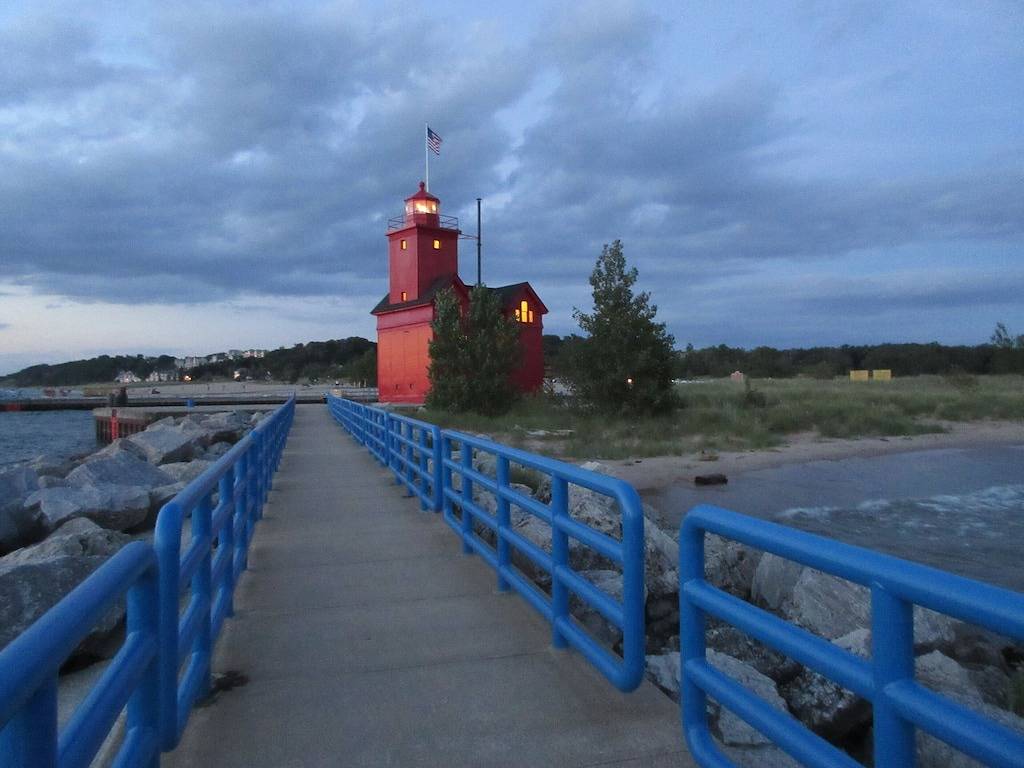 Ganze Wohnung, Macatawa Waterfront bei 'Big Red' / Cottage Living für 2 Personen in Macatawa, Michigansee