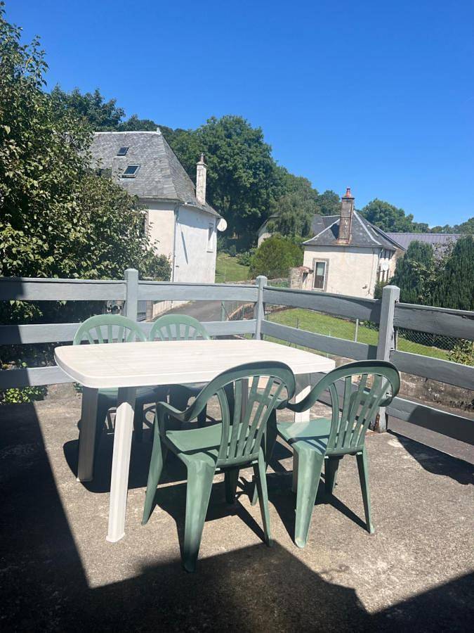 Gîte pour 4 personnes, avec Balcon ainsi que Terrasse et Vue à Égliseneuve-d'Entraigues