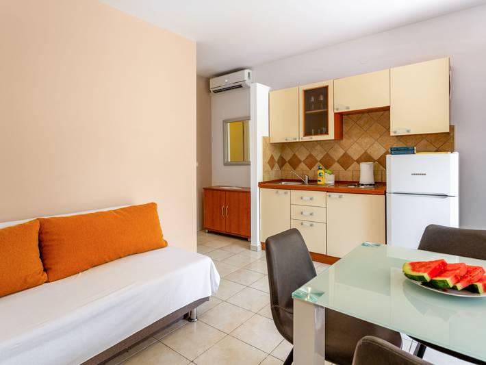 Ferienwohnung für 4 Personen, mit Terrasse und Garten in Sukosan - 3