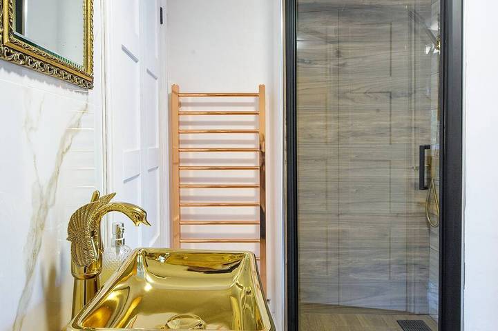 King Suite in 600 Year Old Manor House in Saffron Walden North Essex in Saffron Walden, Essex