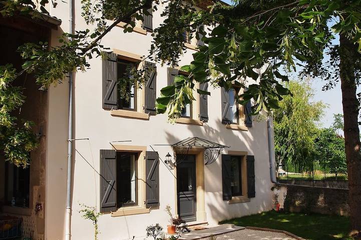 Location de vacances pour 4 personnes, avec jardin et balcon à Chanos-Curson