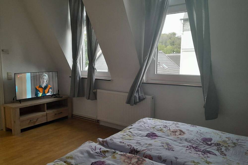 Ganze Wohnung, Luxuriöse großzügige Wohnung mit einem Schlafzimmer für zwei Personen in Wuppertal, Bergisches Land