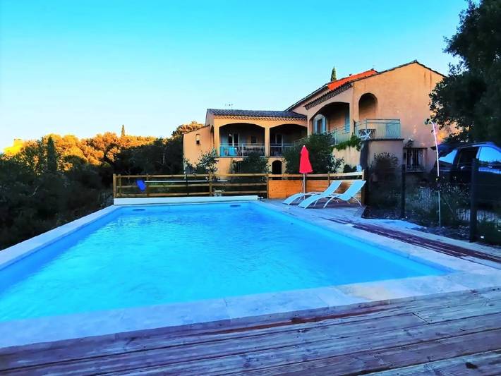 Location de vacances pour 9 personnes, avec piscine et jardin à Saint-Siffret