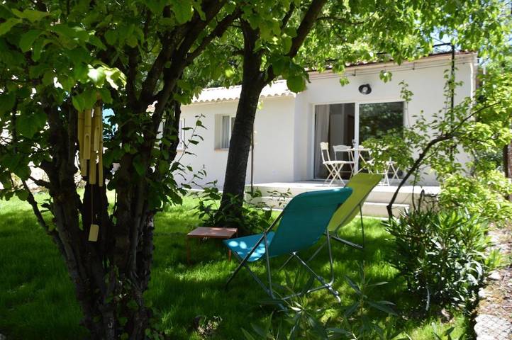 Maison de vacances pour 2 personnes, avec Terrasse ainsi que Jardin et Piscine à Goult