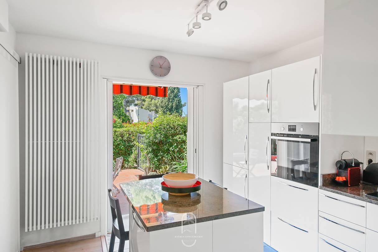 Entire holiday apartment, Charmant Rdj T3 en Bord de Mer Carqueiranne in Carqueiranne, Parc national Port-Cros