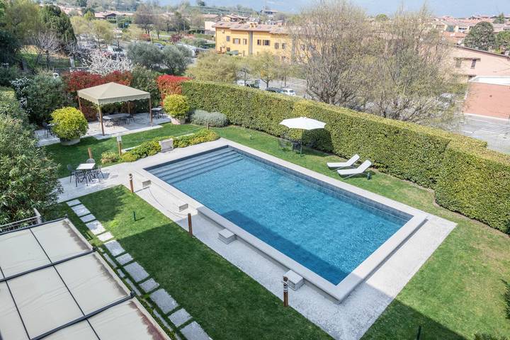 Appartamento intero, Appartamento 'Antica Torre Petrarca' con vista sulle montagne, Wi-Fi e aria condizionata in San Felice del Benaco, Prealpi Gardesane