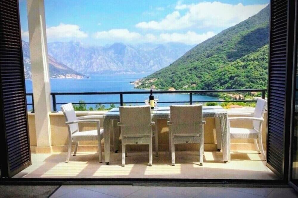 Ganze Wohnung, Luxury Penthouse with Panoramic Views of Kotor Bay in Donji Morinj, Opština Kotor