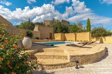 Gîte pour 10 personnes, avec piscine ainsi que jardin et vue à Lédenon