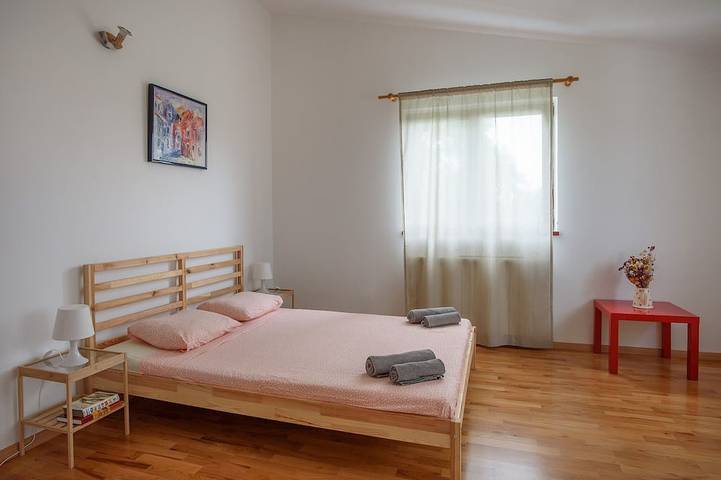 Large Relaxing Garden Retreat Close to the Centre, Beaches and Countryside in Pula-Medulin, Pula