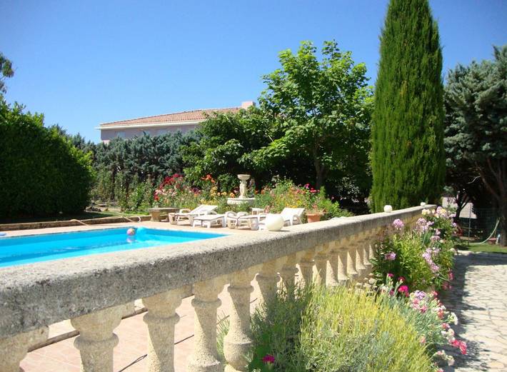 Location de vacances pour 14 personnes, avec jardin ainsi que piscine et terrasse, animaux acceptés à Charleval