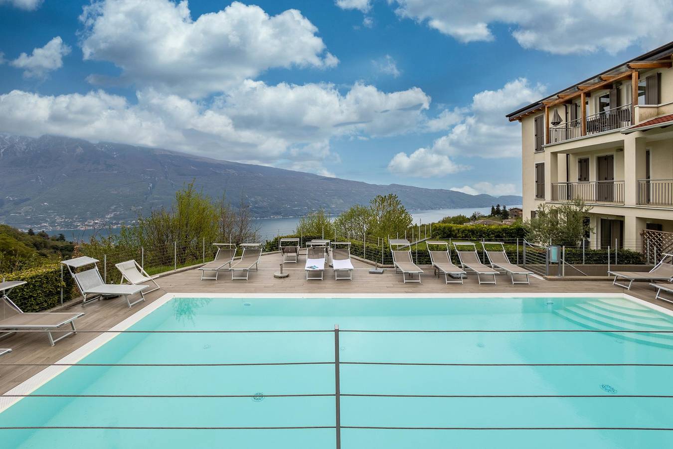 Entire apartment, Apartment 'La Villa Tesoro' with Lake View, Shared Pool and Wi-Fi in Tignale, Garda Mountains