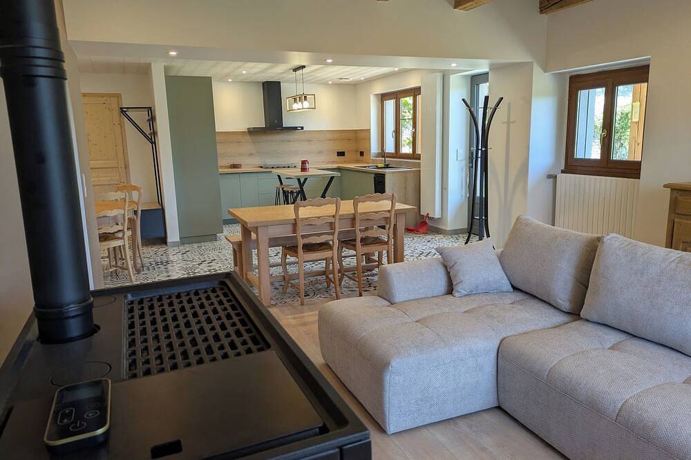 Ganze Wohnung, Large T4 garden apartment in a renovated farmhouse in a peaceful village. in Mieussy, Region Bonneville