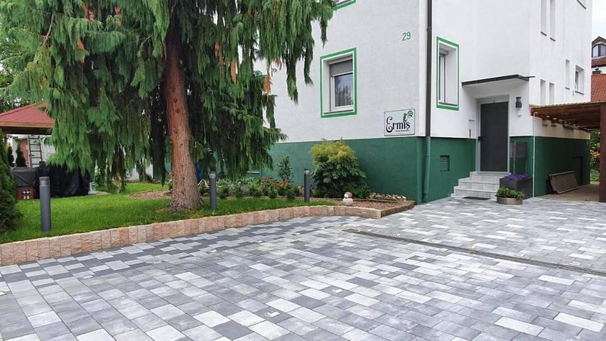 Ferienwohnung für 5 Personen, mit Garten und Ausblick, kinderfreundlich in Metzingen