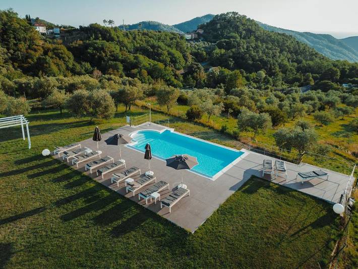 Gîte pour 2 personnes, avec piscine ainsi que vue et jardin à Deiva Marina